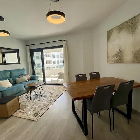 2 Bed Flat - Sleeps 4 - Pool - Parking - Wifi Lejlighed *