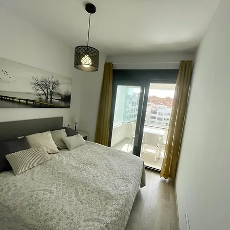 Apartment 2 Bed Flat - Sleeps 4 - Pool - Parking - Wifi